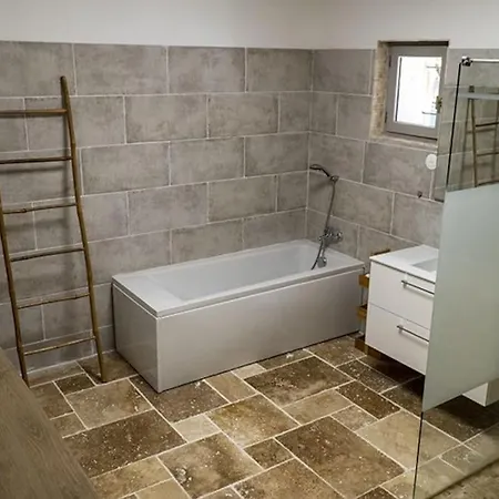 Charmant Rez De Climatise Renove, 90m2 Avec Parking Cassis